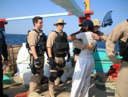 İranlı Balıkçı, Amerikan Askerlerine Böyle Sarıldı