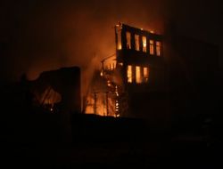 Beyoğlu’nda Ahşap Bina Alev Alev Yandı