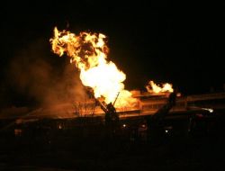 Erzincan’da Kozmetik Deposu Alev Alev Yandı