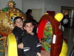 Polis, Depremzede Çocukları Sinemaya Götürdü