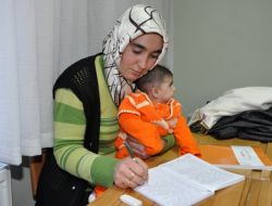 Okuma Yazma Öğrenmek İçin 5 Aylık Bebeğiyle Kursa Koştu