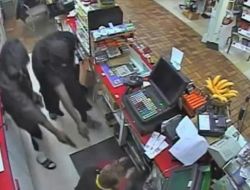 Soyguncunun Silahı Tutukluk Yapınca Kasiyer Ölümden Döndü