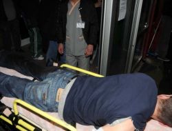 Kızını Arayan Baba Ve Oğlu Bıçaklandı