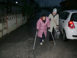 Engelli Kızın Hem Hayatı Hem De Okul Yolu Çileyle Dolu