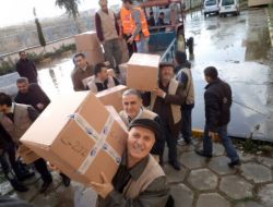 Depremzedelere Giysi Yardımında Bulundular