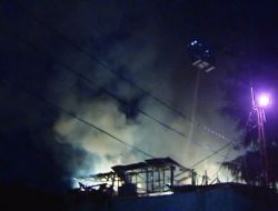 Dere Yatağındaki Evin Çatısı Yandı, İtfaiye Müdahale Etmekte Zorlandı