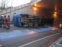 Virajı Alamayan Tır Devrildi