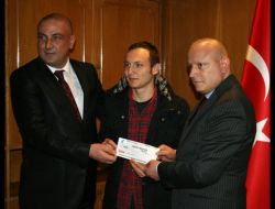 Şampiyona Yerine Depremzedelere Yardıma Koştu, Aldığı Ödülü De Onlara Bağışladı