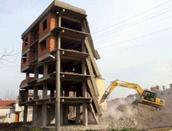 Depremde Ağır Hasar Gören Bina Yıkıldı