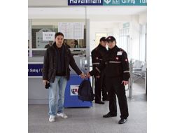 Hırvat Turistin 20 Bin Lira Değerindeki Çantasını Güvenlik Görevlisi Buldu