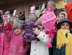 'Vanlı Çocuklar Üşümesin' Diye Şapka Ve Atkılarını Gönderdiler