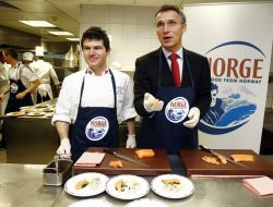 Norveç Başbakanı Stoltenberg, Çırağan’da “sashimi” Yaptı