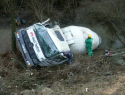 Beton Mikseri Dereye Uçtu, Sürücü Yaralandı