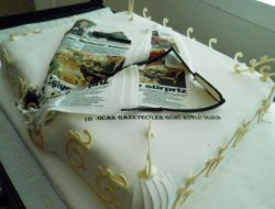 Muhabirler, Gazete Şeklindeki Pastayla Günlerini Kutladı