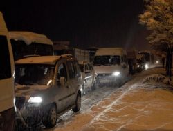 Sürücüler Yolda Mahsur Kaldı