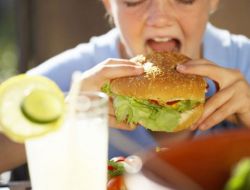 Çocuklarda Obezite Artıyor, Televizyon Başında Abur Cuburdan Koruyun