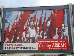 Çukurova Belediyesi'nin Afişlerini Asan Firma: Üstteki Afişler Düştüğü İçin 19 Mayıs Afişi Ortaya Çıkmış