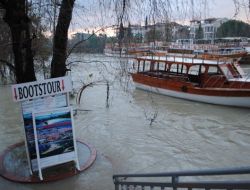 Manavgat Irmağı'nda Su Seviyesi Yükseldi, 11 İşyeri Sular Altında Kaldı