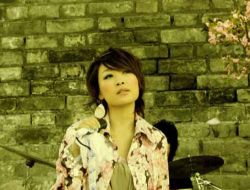 Çin'in Ünlü Pop Şarkıcısı İntihar Etti!