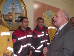 Vali İpek, Van Depreminde Görevli Sağlık Ekiplerine Başarı Belgesi Verdi