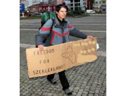 Sekeller İçin Yürüyerek Dünyayı Dolaşıyor