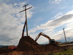 Yol Ortasında Kalan Elektrik Direkleri Kaldırıldı