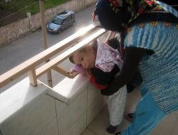 Balkon Demirlerine Sıkışan Minik Kağan'ı İtfaiye Kurtardı