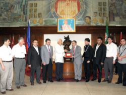 Manila Belediye Başkanı, Şehrin Anahtarını Türk İşadamlarına Verdi