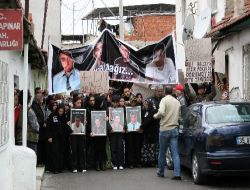 Trafik Kazasında Ölen 4 Gencin Ailesi Protesto Yürüyüşü Düzenledi