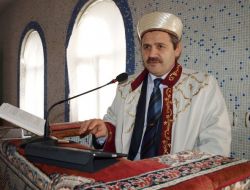 Camide Okunan Hutbe Çıkışta Vatandaşa Dağıtılıyor