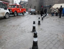 Bitlis'te Yol Ve Kaldırım Kenarlarına Duba Döşendi