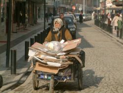 Düzce Sokaklarından Ayda 100 Ton Kağıt Toplanıyor