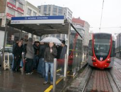 Yolcular Otobüs Duraklarına Akın Etti