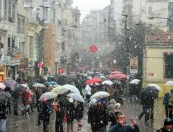 TAKSİM’DE LAPA LAPA KAR KEYFİ