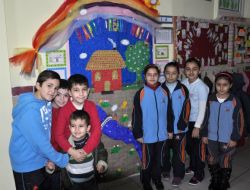 Kapı Dekorasyon Yarışmasıyla İngilizce Öğreniyorlar