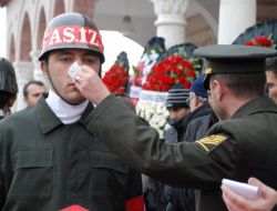 Cenaze Töreninde Ağlayan Askerin Gözyaşlarını Komutanı Sildi