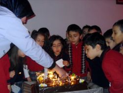 Okumayı Öğrenen Minikler Pasta Kesti