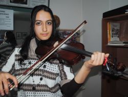 Depremzede Büşra, Sunduğu Keman Resitaliyle Duygulandırdı