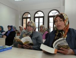 İzmit'te Kursiyerler Kitap Okuyor