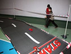 Öğrenciler Kumandalı Arabalarını Yarıştırdı