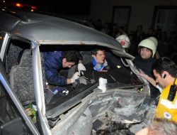 İKİ MİNİBÜS ÇARPIŞTI: 8 YARALI