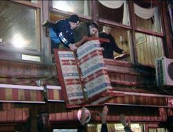 Yeni Cami Avlusundaki İşyerleri Yıkıldı