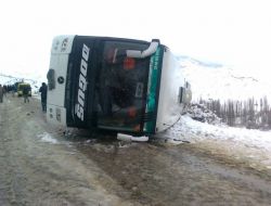 Alucra'da Buzlanma Nedeniyle Yolcu Otobüsü Devrildi