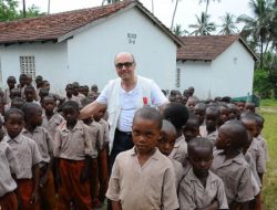 Rektör Yunus Söylet, Kenyalı Çocukları Ameliyat Etti