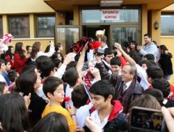 Kazandıkları Kupayı Okul Kurucusuna Hediye Ettiler