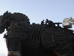 Yol Parası Bulamayınca Truva Atı'nın Üzerine Çıktı