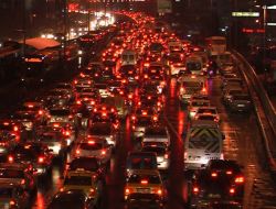 İstanbul’da Trafik Durdu Metrobüste İzdiham Yaşandı
