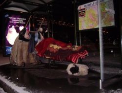 Evsizler Kar Ve Soğuktan Korunmak İçin Otobüs Duraklarına Sığındı