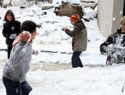 Kar Çocuklara Eğlence, Büyüklere Çile Oldu