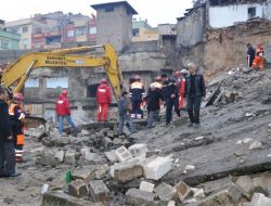 "O Mahalle Afet Bölgesi İlan Edilmeli"